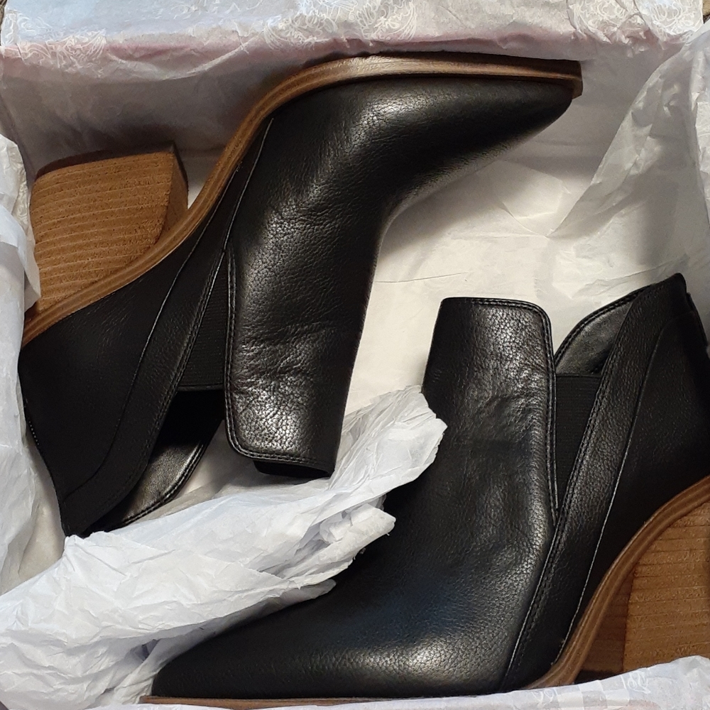 VC black leather bootie